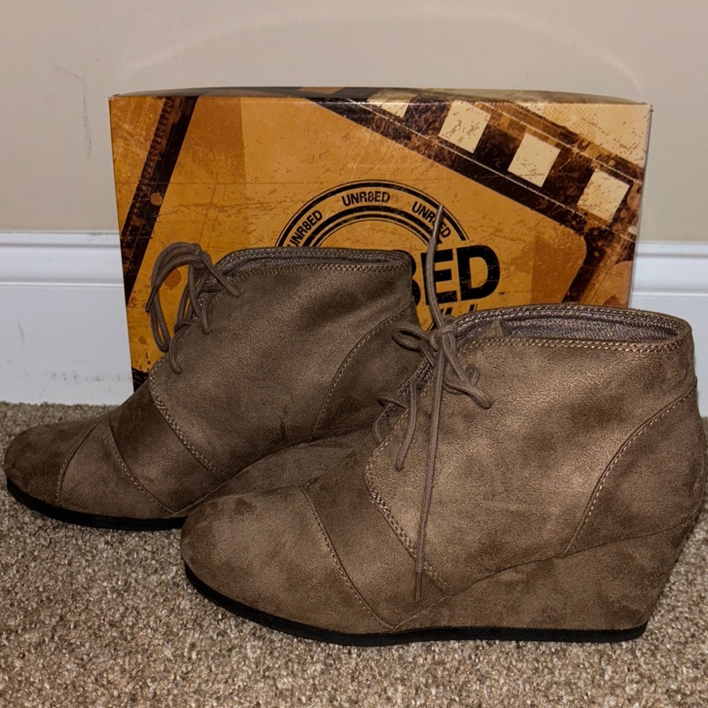 Unbranded Women’s Warm Taupe Lace-Up Booties.